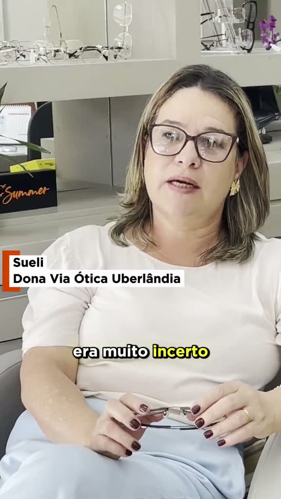 Sueli, proprietária da Via Ótica, sentada na loja durante o depoimento.
